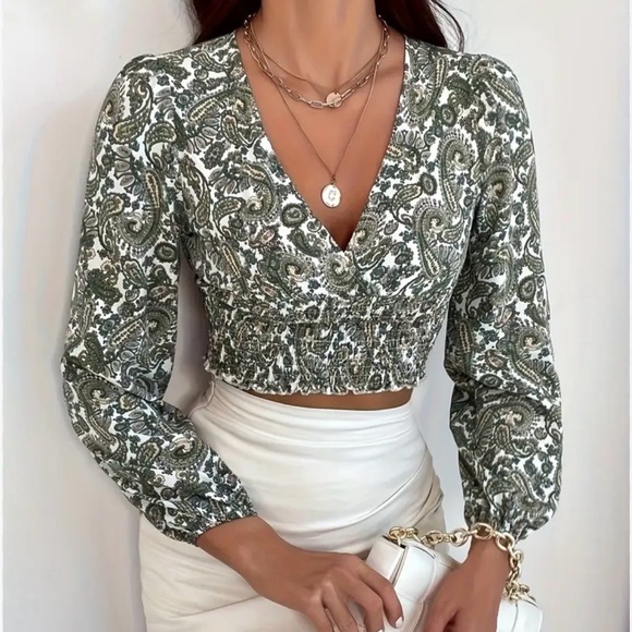Tops - Elegant Paisley V-Neck Crop Top